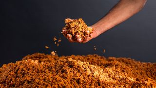 Statt Kuh und Schwein das Fell abzuziehen, um daraus Leder zu machen, greifen Covestro und Beyond Leather Materials lieber in diese Pampe aus Apfelabfällen. Denn mit dem Know-how beider Spezialisten kann daraus eine echte Alternative zu Tierleder hergestellt werden. (Bild: Covestro)