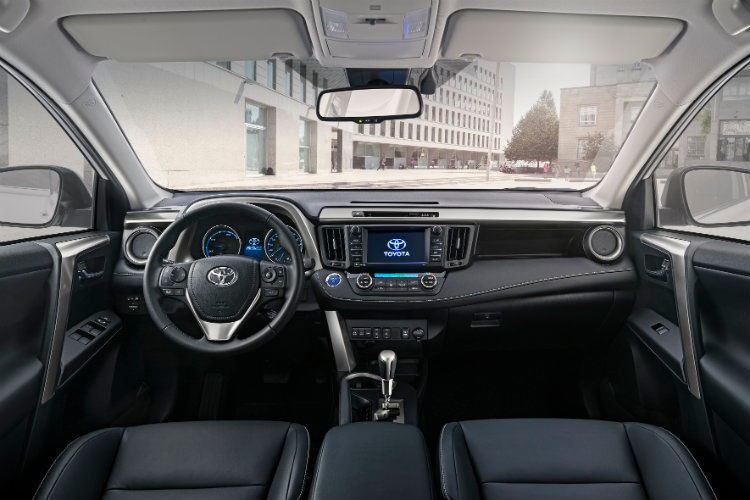 Der großzügig bemessene Innenraum wirkt hochwertig und funktional. (Toyota)