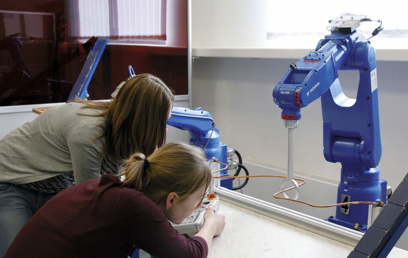 Fasziniert Girls: Geschicklichkeitsspiel mit dem Motoman-Roboter von Yaskawa. (Bild: Yaskawa)