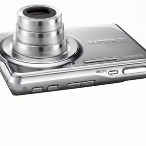 Gerade mal 1,37 Zentimeter trägt die Ex-S7700 von Casio auf.