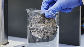 Forscherinnen und Forscher des KIT haben ein Filtrationssystem mit kleinsten Kohlenstoffpartikeln entwickelt, das Hormone aus Trinkwasser entfernen kann. (Sandra Göttisheim, KIT)