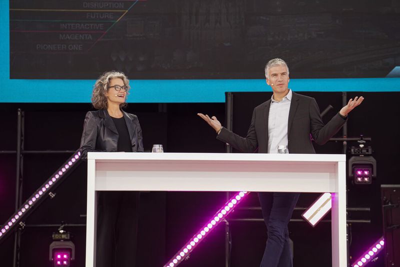 Claudia Nemat, Vorständin Technologie und Innovation Deutsche Telekom, und Rami Rahim, Juniper Networks, im Gespräch zum Thema „Experience is the new product … Responsibility the new mindset“ (© Deutsche Telekom)