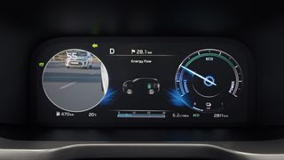 Der Totwinkelassistent zeigt Bilder aus dem toten Winkel im Kombiinstrument. (Kia)