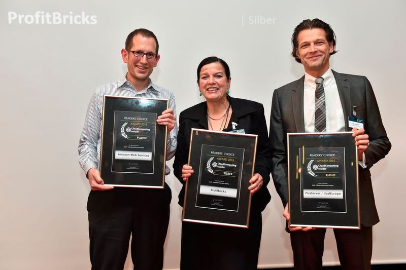 Ladies first: Petra-Maria Grohs von Profitbricks nahm die Auszeichnung in Silber in der Kategorie „IaaS - Infrastructure as a Service“ in Empfang. Gold ging an PlusServer / HostEurope, vertreten durch Nik Schmidt. Die Auszeichnung in Platin nahm Robert Belle, stellvertretend für Amazon Web Services, in Empfang. (Bild: VIT)