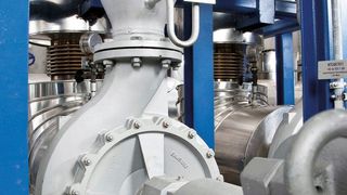 Feldtests der neuen Wärmeträgeröl-Pumpe wurden u.a. beim Schweizer Spanplattenhersteller Kronospan durchgeführt.  (Bild: KSB)