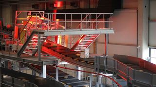 Moderne Scanner im DHL-Paketzentrum Obertshausen im Rhein-Main-Gebiet können die Adressen auf den Paketen während der Sortierung von allen sechs Seiten erfassen. (DHL)