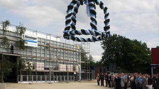 Richtfest bei Sumitomo Drive Technologies in Markt Indersdorf: In der neuen Produktionshalle sollen bald Getriebe der Fine-Cyclo-Reihe hergestellt werden. Bild: Sumitomo (Archiv: Vogel Business Media)