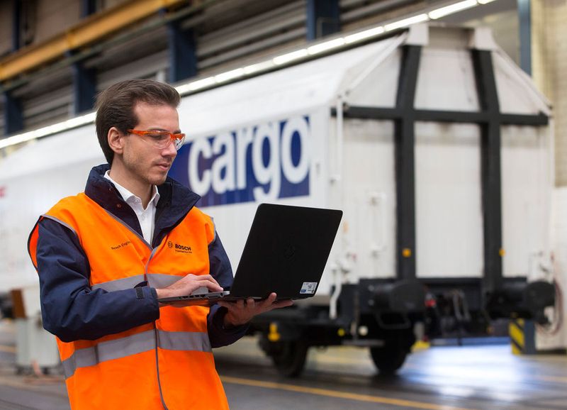 Dank intelligenter und vernetzter Sensoren erfasst das Zustandsüberwachungssystem von Bosch Echtzeit-Daten von Güterwagen und verarbeitet sie online. Damit erkennen die Waggons selbst, ob die Kühlkette eingehalten wird und wann eine Lieferung ankommt. Darüber hinaus liefern sie Informationen über den Zeitpunkt der nächsten Instandhaltung. (Bild: Bosch)