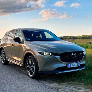 Die Änderungen am Frontdesign (neugestalteter Kühlergrill, dreidimensionales Flügelmotiv, neue Lichtsignatur und neugestalteter Stoßfänger) dürften nur im direkten Vergleich auffallen.(Bild:  Mauritz – »kfz-betrieb«)