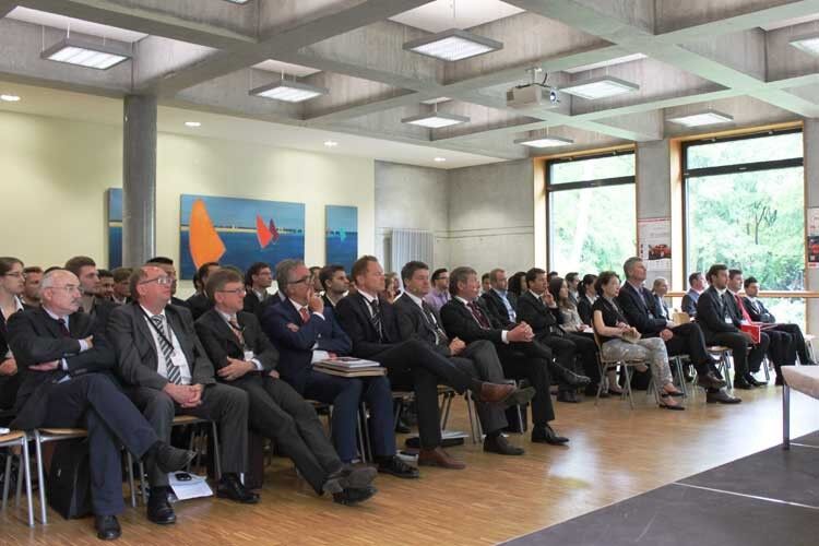 Mehr als 100 Gäste verfolgten die Statements und Diskussionen beim „Automotive Symposium“ am 10. Juni 2013 an der Geislinger Hochschule (HfWU). (Foto: IFA)