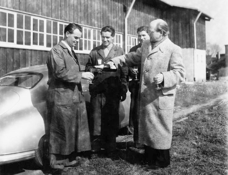 In rustikalem Abiente: Die Übergabe eines Porsche 356 an den Kunden Dr. Ottomar Domnick anno 1950. (Foto: Porsche)