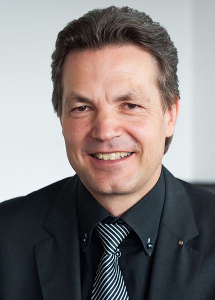 Professor Frank Mücklich: „Damit Smartphones immer flacher und leistungsfähiger werden, müssen auch ihre elektronischen Bauelemente schrumpfen und auf filigrane Weise miteinander vernetzt werden. Eine elektronische Leiterplatte ist heute ein äußerst komplexes, dreidimensionales Gebilde.“ (Bild: Oliver Dietze)