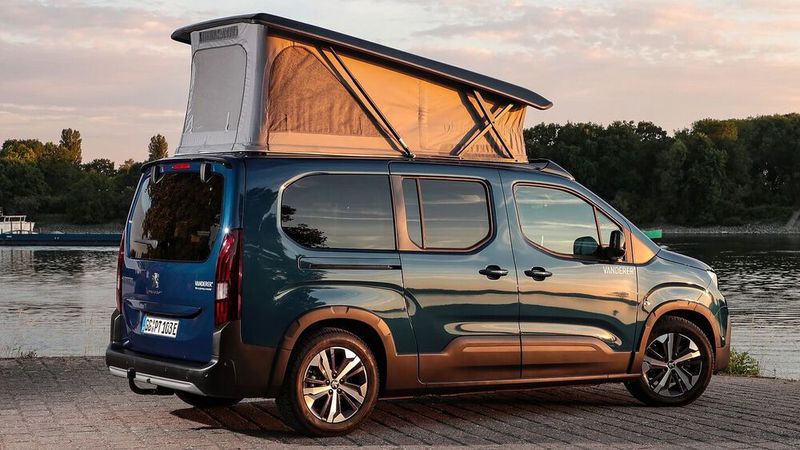 Der Vanderer „One“ mit Aufstelldach basiert auf einem Hochdachkombi und ist als Peugeot-Rifter- oder Opel-Combo-Ausbau zu haben. (Bild: Vanderer)