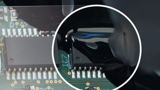 Halten und schützen bis zu 250 °C vor Chemikalien: Neue Klebstoffe und Vergussmassen von Delo. (Bild: Delo)