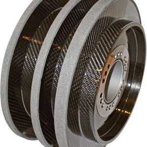 Die Vitron7-CBN-Schleifwerkzeuge entfalten noch mehr Leistung, wenn man sie mit dem leichten Carbonforce-CFK-Grundkörper von Norton Winter kombiniert. So könnten größere Schleifwerkzeuge angeboten werden als es mit den schwereren Varianten auf Stahlgrundkörper möglich ist, sagt Saint-Gobain Abrasives.(Bild:  Saint-Gobain)