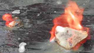 Gashydrat ist als brennendes Eis bekannt geworden.  (Bild: IFM-Geomar)