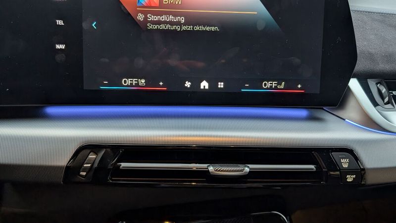 Regeln lassen sich fast alle Klimafunktionen zwar über den Touchscreen, aber eben nur fast alle. Die Heckscheibenheizfunktion verbirgt sich als recht unauffälliger Taster neben der Lüftungsdüse. (Bild: Mauritz – VCG)