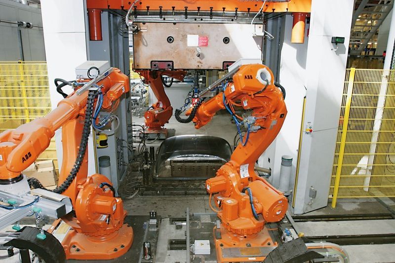 Bild 2: An den Pressen sorgen jeweils zwei Roboter IRB 6600 für das schnelle und genaue Handling der SMC-Teile, während ein dritter nach jedem Pressvorgang die Formwerkzeuge reinigt. (Archiv: Vogel Business Media)