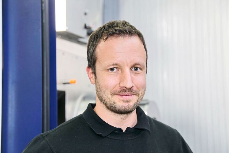 Fabian Meier, Leiter Projektmanagement bei Robert Ott: «Um die Qualität der neuen Maschine optimal nutzen zu können, haben wir gezielt einen neuen Mitarbeiter gesucht, der schon Erfahrung mit solch einer Maschine hat.» (Bild: Anne Richter, SMM)