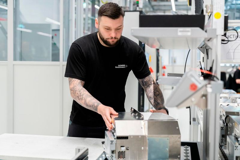 Montage von Gehäuseteilen für die Hochspannungsversorgung von Röntgenstrahler. (Bild: Siemens Healthineers)