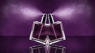 In Parfüm sind oft chirale Duftstoffe enthalten, die in einer Bild- und einer Spiegelbild-Variante vorkommen. (Bild: popout - stock.adobe.com)