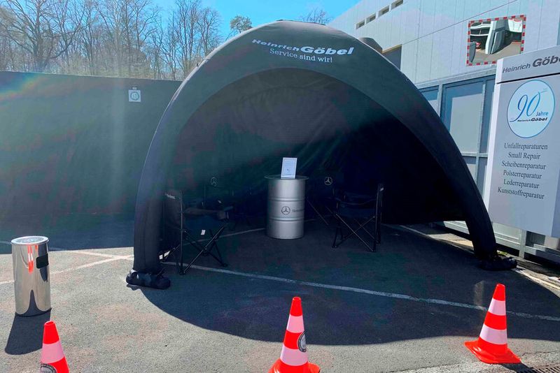 ... und hat eine Kundenwartezone an der frischen Luft eingerichtet. (Bild: Autohaus Heinrich Göbel)