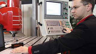 Fräsmaschinen von Kiheung und einen Kopf-Teststand von Volmatec gab es auf der Hausmesse zu sehen. (Archiv: Vogel Business Media)