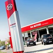 Grundausstattung jedes Kia-Verkaufsstützpunktes sind das rote Fassadenband, der Pylon, ein rotes Eingangsportal zum Showroom sowie eine Kennzeichnung des Servicebereichs. (Archiv: Vogel Business Media)