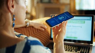 voice-commerce-alliance-images-shutterstock-1444176149 (Quelle: Alliance Images/shutterstock)