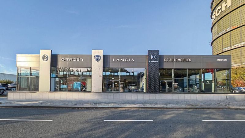 Auf einem schwierigen Automarkt hat die Bleker-Gruppe 2024 bei Umsatz und Absatz ein Rekordjahr hingelegt und investiert weiter in die Modernisierung ihrer Standorte. Im Juni 2024 hat die Gruppe mit Stammsitz in Borken etwa ihren Standort in Dortmund für die Marken Citroën, DS und Lancia neu eröffnet.  (Bild: Bleker-Gruppe)