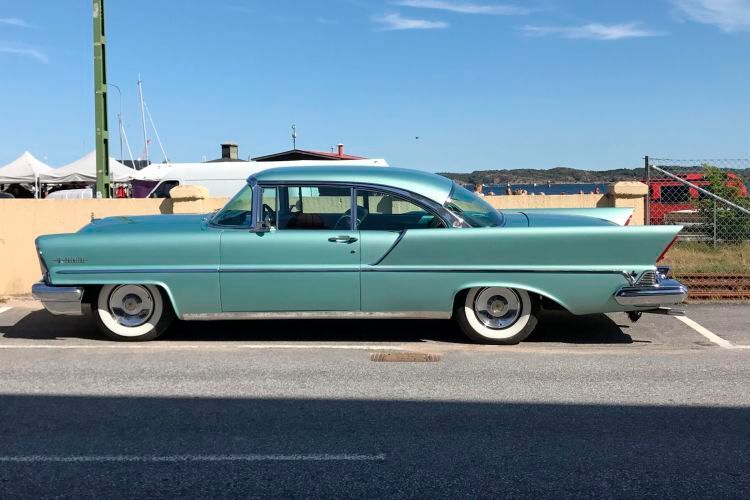 Der Lincoln Premiere wurden von 1956 bis 1960 gebaut und ist ein typischer Vertreter seiner Zeit.  Er bot allen erdenklichen Luxus – sogar bereits einen Fernlichtassistenten – und verfügte „selbstverständlich“ über Panoramascheiben. Ausgestattet war er mit 6,0- bis 7,0-Liter großen V8-Motoren. (Bild: Autodrom)