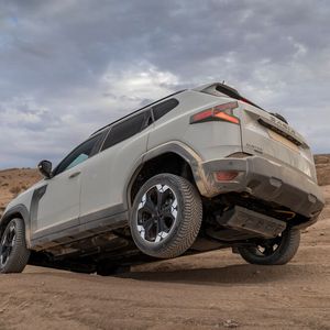 Geländegängig: Für einen Soft-Offroader ist der Duster mit Allrad recht überzeugend unterwegs.(Bild:  Dacia)