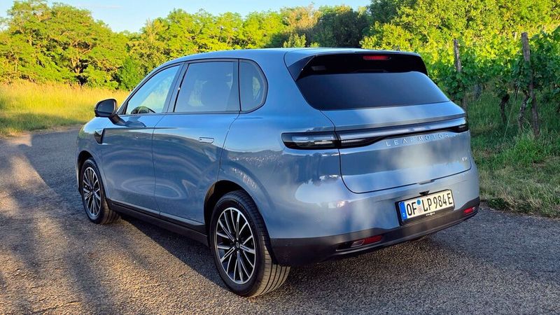4. Das Fahrgefühl: Der Leapmotor B10 hat sich bei den Testfahrten als einigermaßen spritziger, agiler und zugleich komfortabler Begleiter entpuppt. Dank 218 PS und 240 Nm Drehmoment meistert das Fahrzeug auch Überholmanöver auf der Autobahn souverän. Für den Sprint von 0 auf 100 km/h benötigt das SUV acht Sekunden. Allerdings ist bei 170 km/h Schluss. Die Fahrwerksabstimmung ist gelungen und komfortorientiert. (Bild: Mauritz – VCG)