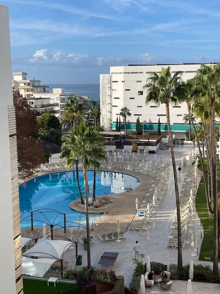 Blick auf den Pool und das Meer des Tagungshotels (Bild: Synaxon)