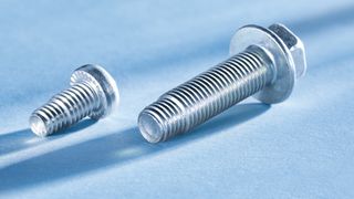 Beim Navitight-Schraubensystem ist der Außendurchmesser der schmaleren Schraubenspitze kleiner als der Kerndurchmesser des Mutterngewindes. (Bild: Böllhoff)