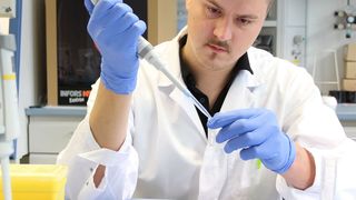 Doktorand Lucas Becker misst die Zellzahl des Bakterienstamms Cupriavidus nectar. (Armin Eikenberg/ THM)