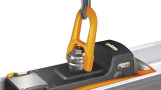 Der Permanent-Lasthebemagnet TML 500, angeflanscht zwischen Eisenträgern. (Bild: Alfra)