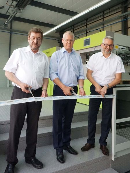 Übergabe der Stanzmaschine: (von links) Peter Marbach, Michael Münchow von Brausse Bernd Klenk. (Marbach)