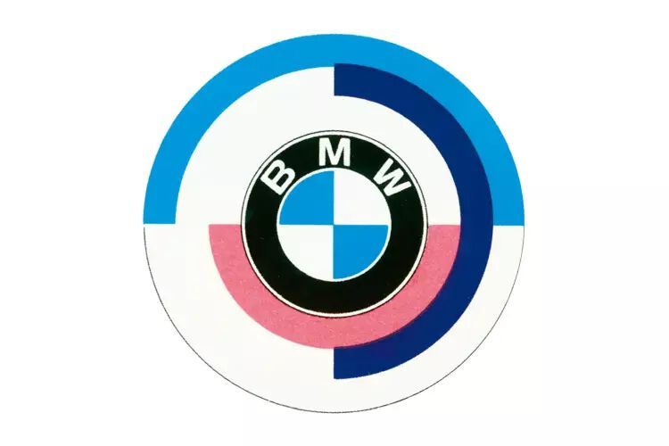 Die neu geschaffene Sportabteilung sollte zunächst die Renneinsätze von BMW bündeln und professionalisieren. 1978 stellt die M GmbH ihr erstes Fahrzeug, den M1 vor. (Bild: BMW AG)
