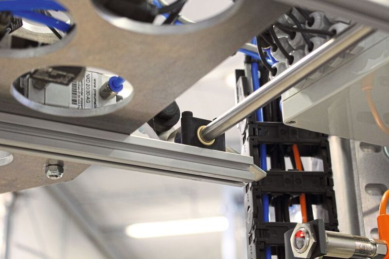 Greifer des Roboterarms im Detail. Zum Auf- und Zufahren des Greifers sind die Wellen in Igubal-ESTM-Stehlager gelagert. Dadurch ist der Greifarm wartungsfrei und selbstschmierend.  (Igus)