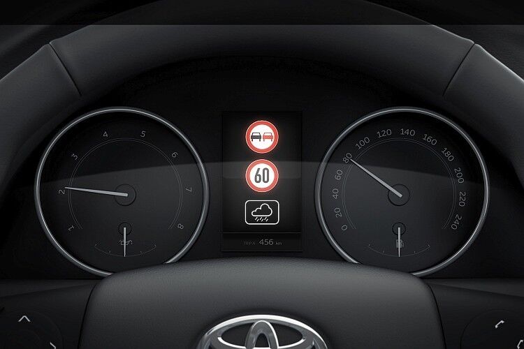 Im Auris und Avensis unterstützt zusätzlich eine Verkehrszeichenerkennung den Fahrer. (Grafik: Toyota)