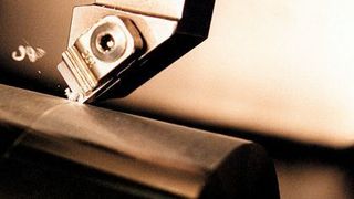 Den geringsten Verschleiß bei den Drehversuchen wiesen keramische Werkzeuge auf, die mit keramisch gebundenen Diamantschleifscheiben bei möglichst niedrigen Schnitt- und Vorschubgeschwindigkeiten geschliffen wurden. (Archiv: Vogel Business Media)