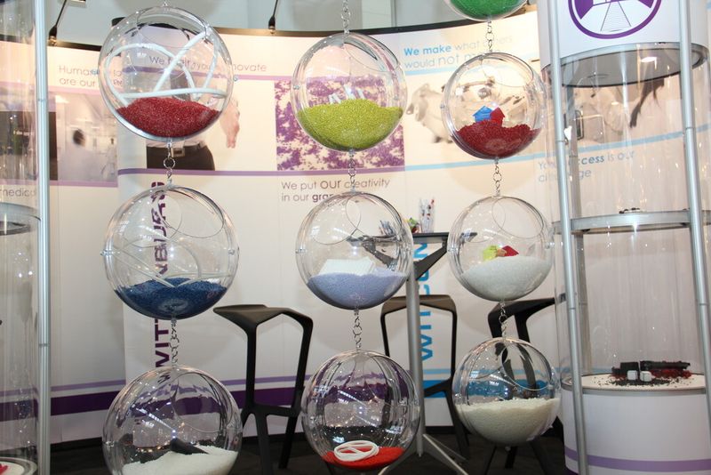 Am Stand von Wittenburg  werden Kunststoffgranulate ... (Bild: Nuissl)