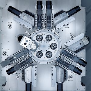 Der CNC-Mehrspindler kann kundenspezifisch in der Anzahl der Stech-/Bohrschlitten und Kreuzschlitten konfiguriert werden.
