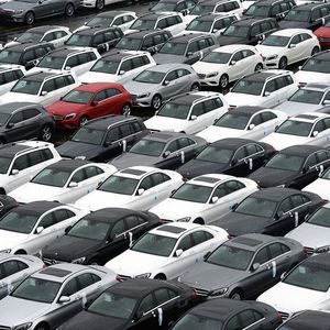 Noch läuft der Automo- bilabsatz weltweit gut. Die Branche steht jedoch vor tiefgreifenden Veränderungen.
