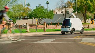 Das Fahrzeug der kalifornischen Firma Nuro.ai sieht aus wie ein stark verkleinerter Lieferwagen. Hinter zwei Ladeklappen an seiner Seite ist Platz zum Beispiel für mehrere Einkaufstüten oder Kartons. (Nuro.ai)