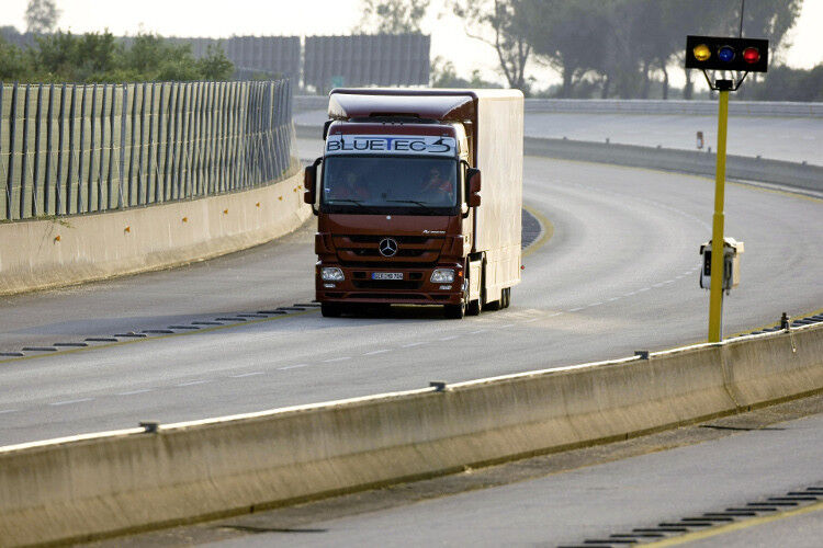 Aber nicht nur PKW sind auf der Strecke unterwegs, auch LKW nutzen das Areal für umfangreiche Testfahrten. (Foto: Daimler)