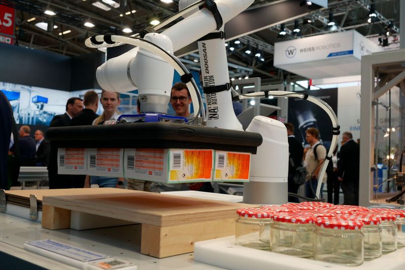 Der Palettierer von Schmalz kann unterschiedliche Werkstücke mit unterschiedlichen Oberflächen und Geometrien wie Dosen, Gläser oder Kartons handhaben. Ein Reihengreifer besteht dabei aus verschiedenen Saugzonen, die einzeln angesteuert werden können.  (Bild: Sandro Kipar/VCG)