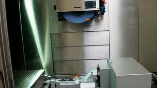 Modernste Steuerungstechnologie von FANUC in Kombination mit der intelligenten Software „iQ“ steuert drei CNC Hauptachsen und bis zu fünf weitere Hilfsachsen, etwa für Schwenkabrichtsysteme oder Teilapparate. (Okamoto)
