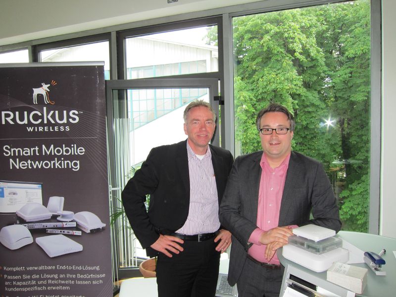 Christian H. von Hoesslin (l.) und Jörn Koch, Ruckus, sind gerne Wireless unterwegs. (Bild: IT-BUSINESS)
